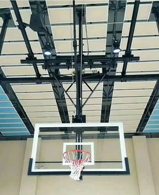 El techo eléctrico interior de aluminio del aro de baloncesto montó