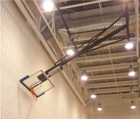 El techo eléctrico interior de aluminio del aro de baloncesto montó